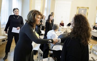 Anl&auml;sslich des heutigen Internationalen Tages gegen Gewalt an Frauen und M&auml;dchen haben Bundeskanzlerin Brigitte Bierlein und Frauenministerin Ines Stilling Expertinnen aus NGOs und Wissenschaft im Bereich der Gewaltpr&auml;vention und des Opferschutzes zu einem Austausch ins Bundeskanzleramt eingeladen. Bei dem Zusammentreffen nahmen neben der Bundeskanzlerin und der Bundesministerin auch Justizminister Clemens Jabloner und Innenminister Wolfgang Peschorn teil.