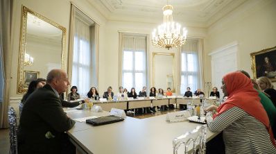 Anl&auml;sslich des heutigen Internationalen Tages gegen Gewalt an Frauen und M&auml;dchen haben Bundeskanzlerin Brigitte Bierlein und Frauenministerin Ines Stilling Expertinnen aus NGOs und Wissenschaft im Bereich der Gewaltpr&auml;vention und des Opferschutzes zu einem Austausch ins Bundeskanzleramt eingeladen. Bei dem Zusammentreffen nahmen neben der Bundeskanzlerin und der Bundesministerin auch Justizminister Clemens Jabloner und Innenminister Wolfgang Peschorn teil.