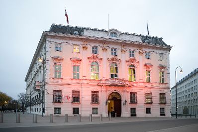 Anl&auml;sslich der weltweiten Aktion &bdquo;16 Tage gegen Gewalt an Frauen&ldquo; beteiligt sich das Bundeskanzleramt an der Kampagne &bdquo;Orange the World &ndash; 16 days of activism against gender-based violence&ldquo;. Diese Kampagne wird von UN Women &ndash; der Organisation der Vereinten Nationen f&uuml;r die Gleichstellung und Erm&auml;chtigung der Frauen &ndash; j&auml;hrlich w&auml;hrend der &bdquo;16 Tage gegen Gewalt an Frauen&ldquo; umgesetzt. Als Zeichen der Solidarit&auml;t mit Opfern von geschlechtsspezifischer Gewalt finden dabei weltweit Aktionen statt, um auf das Problem aufmerksam zu machen. Insbesondere erstrahlen dabei Geb&auml;ude in oranger Farbe als sichtbares Zeichen gegen Gewalt an Frauen. Die Bundesregierung unterst&uuml;tzt heuer diese Initiative mit der Beleuchtung des Bundeskanzleramtes.