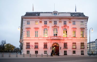 Anl&auml;sslich der weltweiten Aktion &bdquo;16 Tage gegen Gewalt an Frauen&ldquo; beteiligt sich das Bundeskanzleramt an der Kampagne &bdquo;Orange the World &ndash; 16 days of activism against gender-based violence&ldquo;. Diese Kampagne wird von UN Women &ndash; der Organisation der Vereinten Nationen f&uuml;r die Gleichstellung und Erm&auml;chtigung der Frauen &ndash; j&auml;hrlich w&auml;hrend der &bdquo;16 Tage gegen Gewalt an Frauen&ldquo; umgesetzt. Als Zeichen der Solidarit&auml;t mit Opfern von geschlechtsspezifischer Gewalt finden dabei weltweit Aktionen statt, um auf das Problem aufmerksam zu machen. Insbesondere erstrahlen dabei Geb&auml;ude in oranger Farbe als sichtbares Zeichen gegen Gewalt an Frauen. Die Bundesregierung unterst&uuml;tzt heuer diese Initiative mit der Beleuchtung des Bundeskanzleramtes.