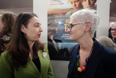Am 25. November 2019 nahm Bundesministerin Ines Stilling (l.) an der Podiumsdiskussion anl&auml;sslich der &Ouml;sterreich-Premiere des Films &bdquo;Der Taucher&ldquo; teil. Im Bild mit Maria R&ouml;sslhumer (r.), Gesch&auml;ftsf&uuml;hrerin des Vereins Autonome &Ouml;sterreichische Frauenh&auml;user.