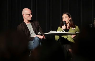 Am 25. November 2019 nahm Bundesministerin Ines Stilling (r.) an der Podiumsdiskussion anl&auml;sslich der &Ouml;sterreich-Premiere des Films &bdquo;Der Taucher&ldquo; teil. Im Bild mit dem Regisseur und Produzent G&uuml;nter Schwaiger (l.).