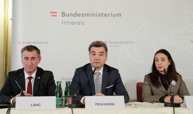 Bei der Pressekonferenz am 26. November 2019 wurden von Bundesministerin Ines Stilling (r.), Bundesminister Wolfgang Peschorn, Franz Lang, Stellvertretender Generaldirektor f&uuml;r die &ouml;ffentliche Sicherheit und Hanna Rumpold, Institut f&uuml;r Strafrecht und Kriminologie der Universit&auml;t Wien die Erkenntnisse der Screening-Gruppe Frauenmorde pr&auml;sentiert und Initiativen zur St&auml;rkung des Opferschutzes und zur Gewaltpr&auml;vention vorgestellt.
