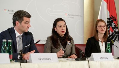 Bei der Pressekonferenz am 26. November 2019 wurden von Bundesministerin Ines Stilling (m.), Bundesminister Wolfgang Peschorn, Franz Lang, Stellvertretender Generaldirektor f&uuml;r die &ouml;ffentliche Sicherheit und Hanna Rumpold, Institut f&uuml;r Strafrecht und Kriminologie der Universit&auml;t Wien die Erkenntnisse der Screening-Gruppe Frauenmorde pr&auml;sentiert und Initiativen zur St&auml;rkung des Opferschutzes und zur Gewaltpr&auml;vention vorgestellt.