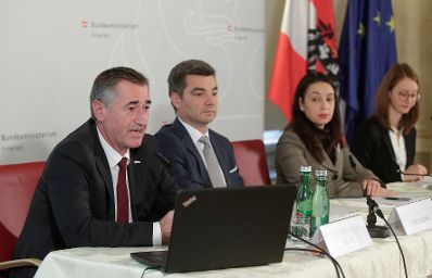 Bei der Pressekonferenz am 26. November 2019 wurden von Bundesministerin Ines Stilling, Bundesminister Wolfgang Peschorn, Franz Lang, Stellvertretender Generaldirektor f&uuml;r die &ouml;ffentliche Sicherheit und Hanna Rumpold, Institut f&uuml;r Strafrecht und Kriminologie der Universit&auml;t Wien die Erkenntnisse der Screening-Gruppe Frauenmorde pr&auml;sentiert und Initiativen zur St&auml;rkung des Opferschutzes und zur Gewaltpr&auml;vention vorgestellt.