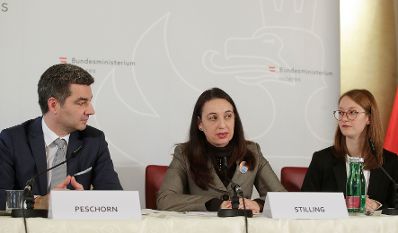 Bei der Pressekonferenz am 26. November 2019 wurden von Bundesministerin Ines Stilling (m.), Bundesminister Wolfgang Peschorn, Franz Lang, Stellvertretender Generaldirektor f&uuml;r die &ouml;ffentliche Sicherheit und Hanna Rumpold, Institut f&uuml;r Strafrecht und Kriminologie der Universit&auml;t Wien die Erkenntnisse der Screening-Gruppe Frauenmorde pr&auml;sentiert und Initiativen zur St&auml;rkung des Opferschutzes und zur Gewaltpr&auml;vention vorgestellt.