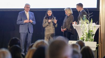 Am 26. November 2019 verlieh Bundesministerin Ines Stilling das staatliche G&uuml;tezeichen &quot;familienfreundlichegemeinde&quot; an 111 Gemeinden und an die Region Donau-Ybbsfeld in Nieder&ouml;sterreich.