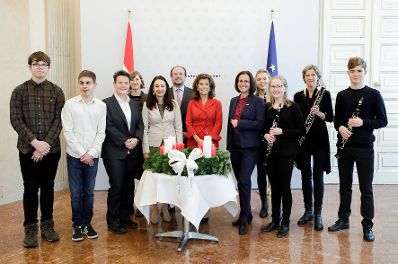 Am 28. November 2019 wurde Bundeskanzlerin Brigitte Bierlein, Bundesministerin Ines Stilling und Bundesminister Alexander Schallenberg von der Diakonie &Ouml;sterreich ein Adventkranz &uuml;berreicht.