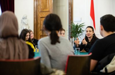 Am 18. Dezember 2019 empfing Bundesministerin Ines Stilling (r.) Sch&uuml;lerinnen und Sch&uuml;ler aus Amstetten.