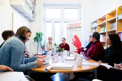 Am 23. Dezember 2019 besuchte Bundesministerin Ines Stilling (m.r.) die Frauenhelpline und bedankte sich bei der Leiterin Maria R&ouml;sslhumer (m.l.) und den Mitarbeiterinnen f&uuml;r ihren Einsatz im Interesse gewaltbetroffener Frauen und M&auml;dchen.