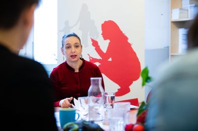 Am 23. Dezember 2019 besuchte Bundesministerin Ines Stilling (im Bild) die Frauenhelpline und bedankte sich bei der Leiterin Maria R&ouml;sslhumer und den Mitarbeiterinnen f&uuml;r ihren Einsatz im Interesse gewaltbetroffener Frauen und M&auml;dchen.