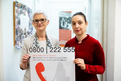 Am 23. Dezember 2019 besuchte Bundesministerin Ines Stilling (r.) die Frauenhelpline und bedankte sich bei der Leiterin Maria R&ouml;sslhumer (l.) und den Mitarbeiterinnen f&uuml;r ihren Einsatz im Interesse gewaltbetroffener Frauen und M&auml;dchen.