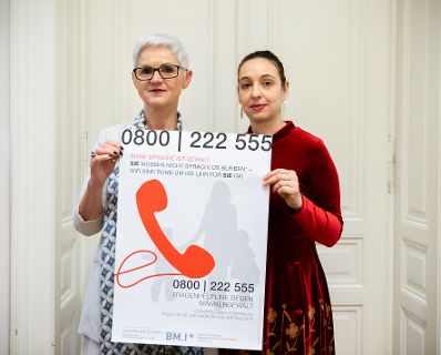 Am 23. Dezember 2019 besuchte Bundesministerin Ines Stilling (r.) die Frauenhelpline und bedankte sich bei der Leiterin Maria R&ouml;sslhumer (l.) und den Mitarbeiterinnen f&uuml;r ihren Einsatz im Interesse gewaltbetroffener Frauen und M&auml;dchen.
