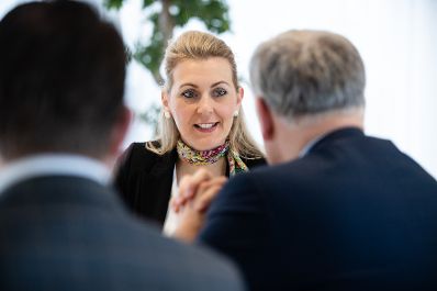 Am 2. M&auml;rz 2020 empfing Bundesministerin Christine Aschbacher (im Bild) den nieder&ouml;sterreichischen Landesrat Martin Eichtinger zu einem Arbeitsgespr&auml;ch in ihrem B&uuml;ro.
