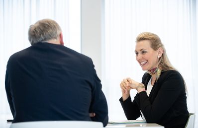 Am 2. M&auml;rz 2020 empfing Bundesministerin Christine Aschbacher (r.) den nieder&ouml;sterreichischen Landesrat Martin Eichtinger (l.) zu einem Arbeitsgespr&auml;ch in ihrem B&uuml;ro.