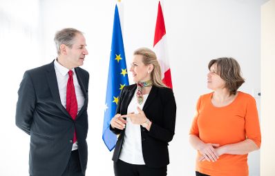 Am 2. M&auml;rz 2020 empfing Bundesministerin Christine Aschbacher (m.) Alfred Trendl (l.), Pr&auml;sident des Katholischen Familienverbandes &Ouml;sterreichs und Rosina Baumgartner (r.), Leiterin des Generalsekretariats zu einem Arbeitsgespr&auml;ch in ihrem B&uuml;ro.