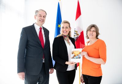Am 2. M&auml;rz 2020 empfing Bundesministerin Christine Aschbacher (m.) Alfred Trendl (l.), Pr&auml;sident des Katholischen Familienverbandes &Ouml;sterreichs und Rosina Baumgartner (r.), Leiterin des Generalsekretariats zu einem Arbeitsgespr&auml;ch in ihrem B&uuml;ro.