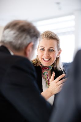 Am 2. M&auml;rz 2020 empfing Bundesministerin Christine Aschbacher (im Bild) Alfred Trendl, Pr&auml;sident des Katholischen Familienverbandes &Ouml;sterreichs und Rosina Baumgartner, Leiterin des Generalsekretariats zu einem Arbeitsgespr&auml;ch in ihrem B&uuml;ro.