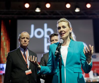 Am 3. M&auml;rz 2020 nahm Bundesministerin Christine Aschbacher (r.) gemeinsam mit Bundesministerin Susanne Raab bei der Er&ouml;ffnung der Jobmesse f&uuml;r Asylberechtigte in der G&ouml;sserhalle teil.