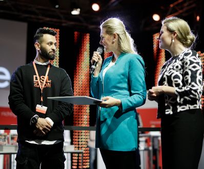 Am 3. M&auml;rz 2020 nahm Bundesministerin Christine Aschbacher (m.) gemeinsam mit Bundesministerin Susanne Raab (r.) bei der Er&ouml;ffnung der Jobmesse f&uuml;r Asylberechtigte in der G&ouml;sserhalle teil.