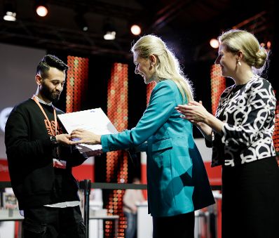 Am 3. M&auml;rz 2020 nahm Bundesministerin Christine Aschbacher (m.) gemeinsam mit Bundesministerin Susanne Raab (r.) bei der Er&ouml;ffnung der Jobmesse f&uuml;r Asylberechtigte in der G&ouml;sserhalle teil.