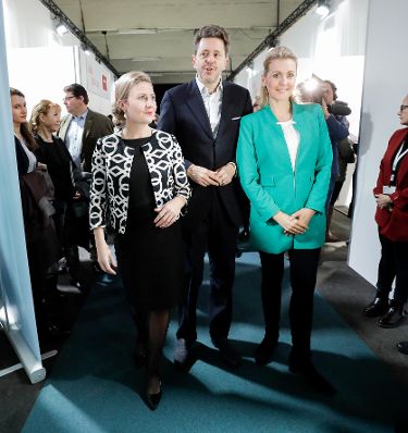 Am 3. M&auml;rz 2020 nahm Bundesministerin Christine Aschbacher (r.) gemeinsam mit Bundesministerin Susanne Raab (l.) bei der Er&ouml;ffnung der Jobmesse f&uuml;r Asylberechtigte in der G&ouml;sserhalle teil. Im Bild mit dem Wirtschaftskammer Pr&auml;sidenten Harald Mahrer (m.).