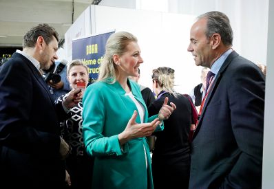 Am 3. M&auml;rz 2020 nahm Bundesministerin Christine Aschbacher (m.) gemeinsam mit Bundesministerin Susanne Raab (m.l.) bei der Er&ouml;ffnung der Jobmesse f&uuml;r Asylberechtigte in der G&ouml;sserhalle teil.