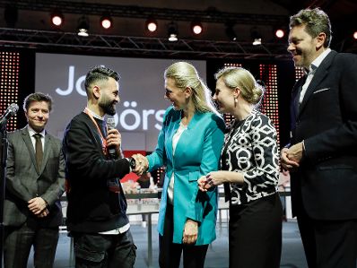 Am 3. M&auml;rz 2020 nahm Bundesministerin Christine Aschbacher (m.) gemeinsam mit Bundesministerin Susanne Raab (m.r.) bei der Er&ouml;ffnung der Jobmesse f&uuml;r Asylberechtigte in der G&ouml;sserhalle teil.