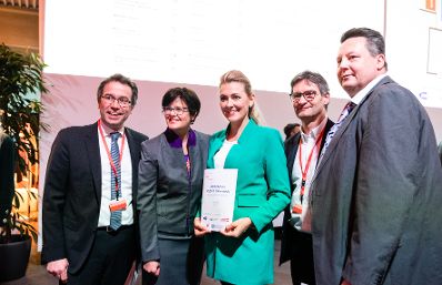 Am 3. M&auml;rz 2020 nahm Bundesministerin Christine Aschbacher (m.) gemeinsam mit Bundesministerin Susanne Raab bei der Er&ouml;ffnung der Jobmesse f&uuml;r Asylberechtigte in der G&ouml;sserhalle teil.