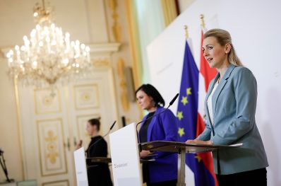 Am 20. M&auml;rz 2020 fand ein Pressestatement zu den Ma&szlig;nahmen gegen die Krise im Bundeskanzleramt statt. Im Bild Bundesministerin Christine Aschbacher (r.) mit Bundesministerin Elisabeth K&ouml;stinger (l.).