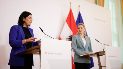 Am 20. M&auml;rz 2020 fand ein Pressestatement zu den Ma&szlig;nahmen gegen die Krise im Bundeskanzleramt statt. Im Bild Bundesministerin Christine Aschbacher (r.) mit Bundesministerin Elisabeth K&ouml;stinger (l.).