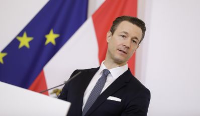Am 1. April 2020 fand ein Pressestatement zu den Ma&szlig;nahmen gegen die Krise im Bundeskanzleramt statt. Im Bild Finanzminister Gernot Bl&uuml;mel.