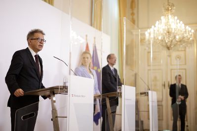 Am 9. April 2020 fand ein Pressestatement zu den Ma&szlig;nahmen gegen die Krise im Bundeskanzleramt statt. Im Bild (v.l.n.r.) Gesundheitsminister Rudolf Anschober, Bundesministerin Christine Aschbacher und Bildungsminister Heinz Fassmann.