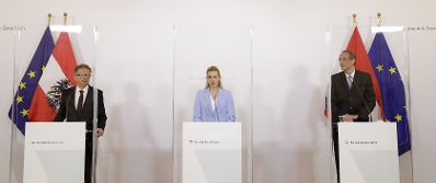 Am 9. April 2020 fand ein Pressestatement zu den Ma&szlig;nahmen gegen die Krise im Bundeskanzleramt statt. Im Bild (v.l.n.r.) Gesundheitsminister Rudolf Anschober, Bundesministerin Christine Aschbacher und Bildungsminister Heinz Fassmann.