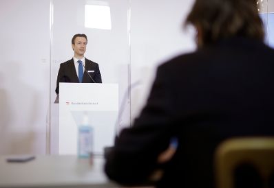 Am 30. April 2020 fand ein Pressestatement zu den Ma&szlig;nahmen gegen die Krise im Bundeskanzleramt statt. Im Bild Finanzminister Gernot Bl&uuml;mel.