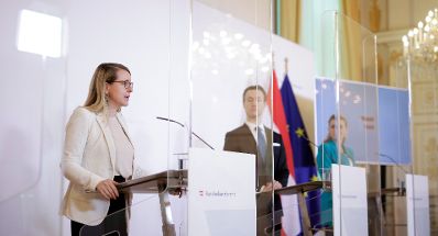 Am 30. April 2020 fand ein Pressestatement zu den Ma&szlig;nahmen gegen die Krise im Bundeskanzleramt statt. Im Bild (v.l.n.r.) Wirtschaftsministerin Margarete Schramb&ouml;ck, Finanzminister Gernot Bl&uuml;mel und Arbeitsministerin Christine Aschbacher.
