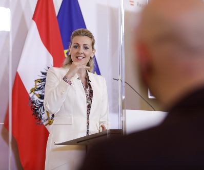 Am 12. April 2020 fand ein Pressestatement zu den Ma&szlig;nahmen gegen die Krise im Bundeskanzleramt statt. Im Bild Arbeitsministerin Christine Aschbacher.