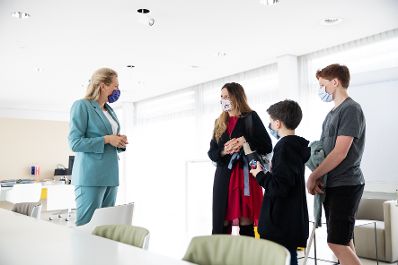 Am 14. Mai 2020 empfing Bundesministerin Christine Aschbacher (l.) Familien zu einem Gespr&auml;ch.