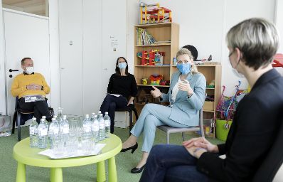 Am 14. Mai 2020 besuchte Bundesministerin Christine Aschbacher (m.r.) die Familienberatungsstelle des Wiener Familienbundes.