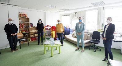 Am 14. Mai 2020 besuchte Bundesministerin Christine Aschbacher (m.r.) die Familienberatungsstelle des Wiener Familienbundes.
