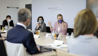 Am 15. Mai 2020 empfing Bundesministerin Christine Aschbacher Arbeitsmedizinerinnen und Mediziner zu einer Gespr&auml;chsrunde.
