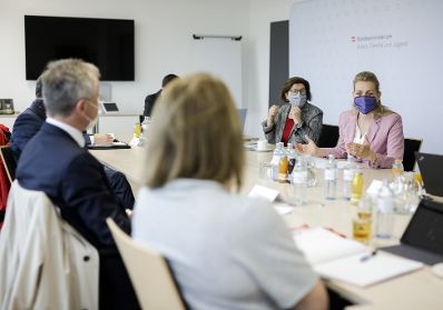 Am 15. Mai 2020 empfing Bundesministerin Christine Aschbacher Arbeitsmedizinerinnen und Mediziner zu einer Gespr&auml;chsrunde.