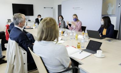 Am 15. Mai 2020 empfing Bundesministerin Christine Aschbacher Arbeitsmedizinerinnen und Mediziner zu einer Gespr&auml;chsrunde.