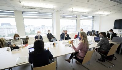 Am 15. Mai 2020 empfing Bundesministerin Christine Aschbacher Arbeitsmedizinerinnen und Mediziner zu einer Gespr&auml;chsrunde.