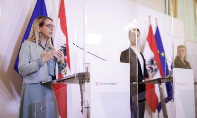 Am 19. Mai 2020 fand ein Pressestatement zu den Ma&szlig;nahmen gegen die Krise im Bundeskanzleramt statt. Im Bild Arbeitsministerin Christine Aschbacher (r.), Finanzminister Gernot Bl&uuml;mel (m.) und Wirtschaftsministerin Margarete Schramb&ouml;ck (l.).