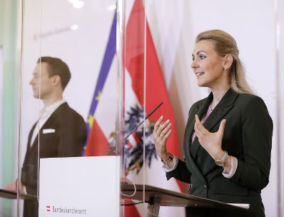 Am 19. Mai 2020 fand ein Pressestatement zu den Ma&szlig;nahmen gegen die Krise im Bundeskanzleramt statt. Im Bild Arbeitsministerin Christine Aschbacher (r.) und Finanzminister Gernot Bl&uuml;mel (l.).