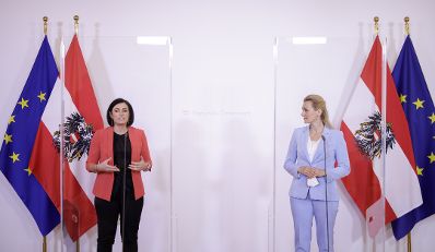 Arbeitsministerin Christine Aschbacher (r.) und Tourismusministerin Elisabeth K&ouml;stinger (l.) beim Doorstep vor dem Ministerrat am 27. Mai 2020.