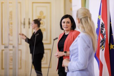 Arbeitsministerin Christine Aschbacher (r.) und Tourismusministerin Elisabeth K&ouml;stinger (l.) beim Doorstep vor dem Ministerrat am 27. Mai 2020.