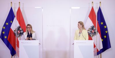 Am 2. Juni 2020 fand ein Pressestatement zu den Ma&szlig;nahmen gegen die Krise im Bundeskanzleramt statt. Im Bild Wirtschaftsministerin Margarete Schramb&ouml;ck (l.) und Arbeitsministerin Christine Aschbacher (r.).