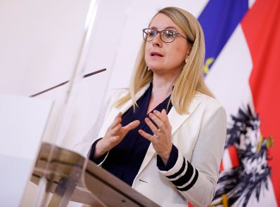 Am 2. Juni 2020 fand ein Pressestatement zu den Ma&szlig;nahmen gegen die Krise im Bundeskanzleramt statt. Im Bild Wirtschaftsministerin Margarete Schramb&ouml;ck.